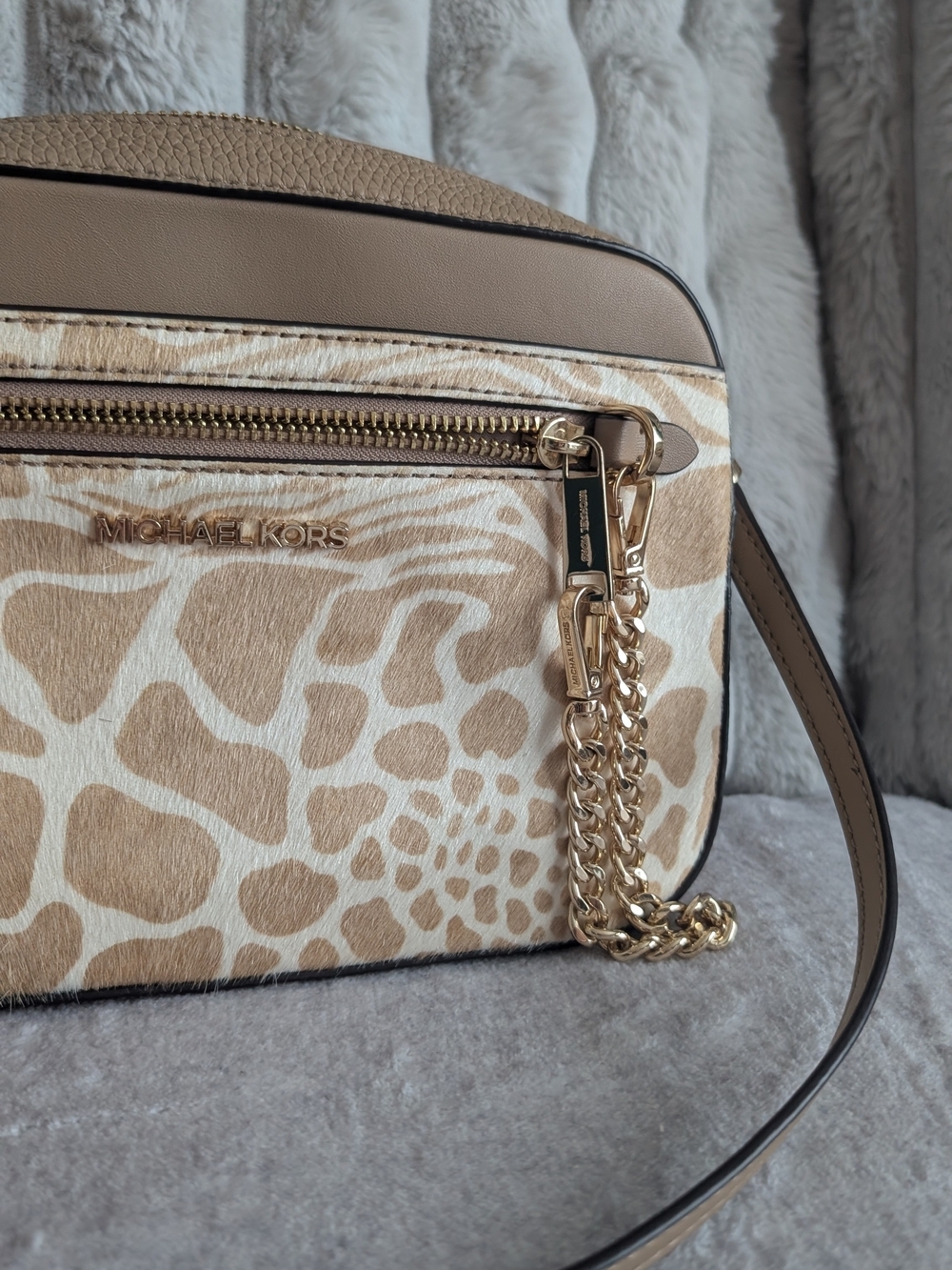 Michael Kors Beige Giraffe-Print Crossbody with Gold Chain Detail - Picture 5 of 12
